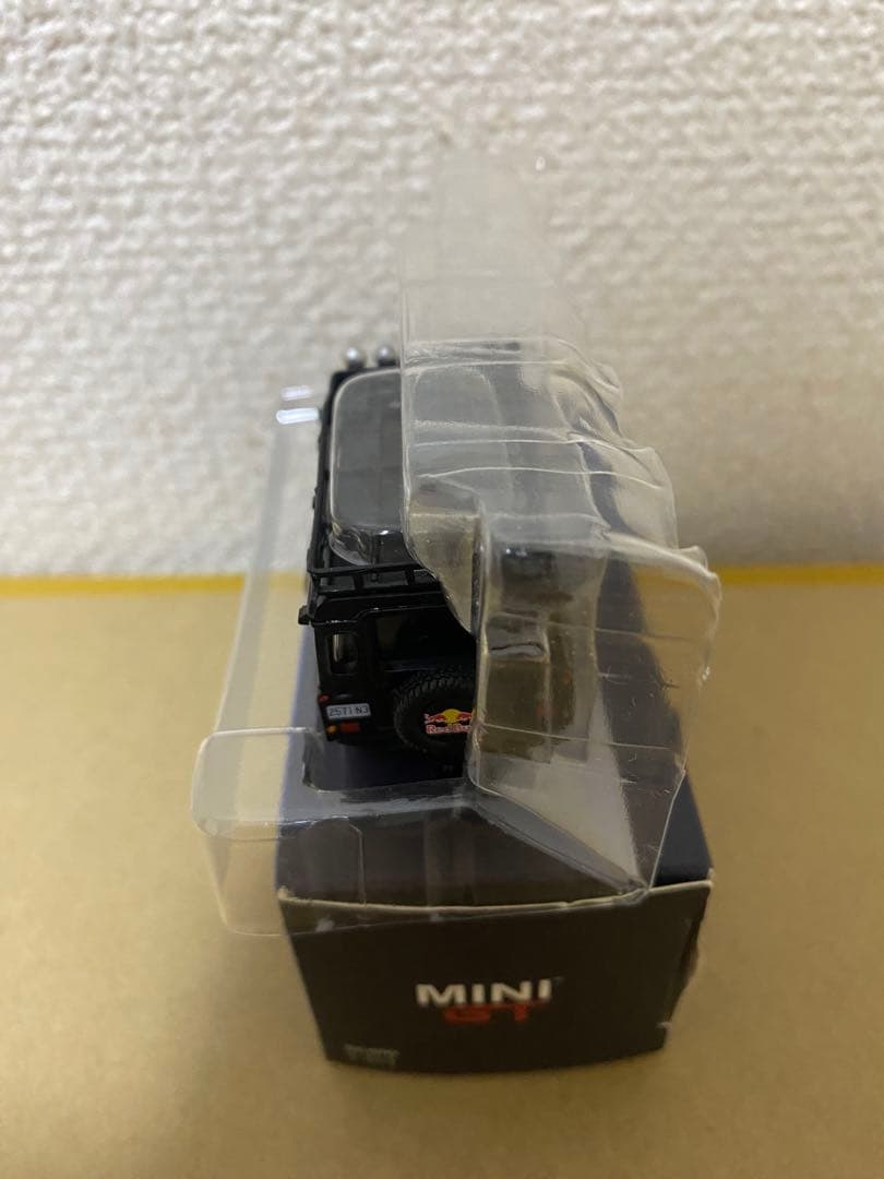 MINIGT 1/64 #110 ランドローバー ディフェンダ110 レッドブル