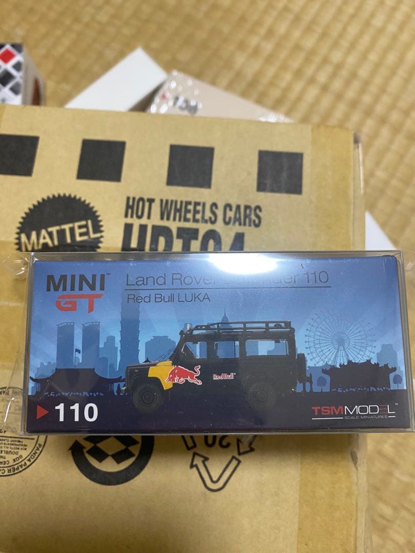 MINIGT 1/64 #110 ランドローバー ディフェンダ110 レッドブル
