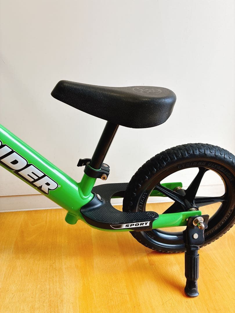 STRIDER スポーツモデルグリーン 12インチ　キックスタンド使用