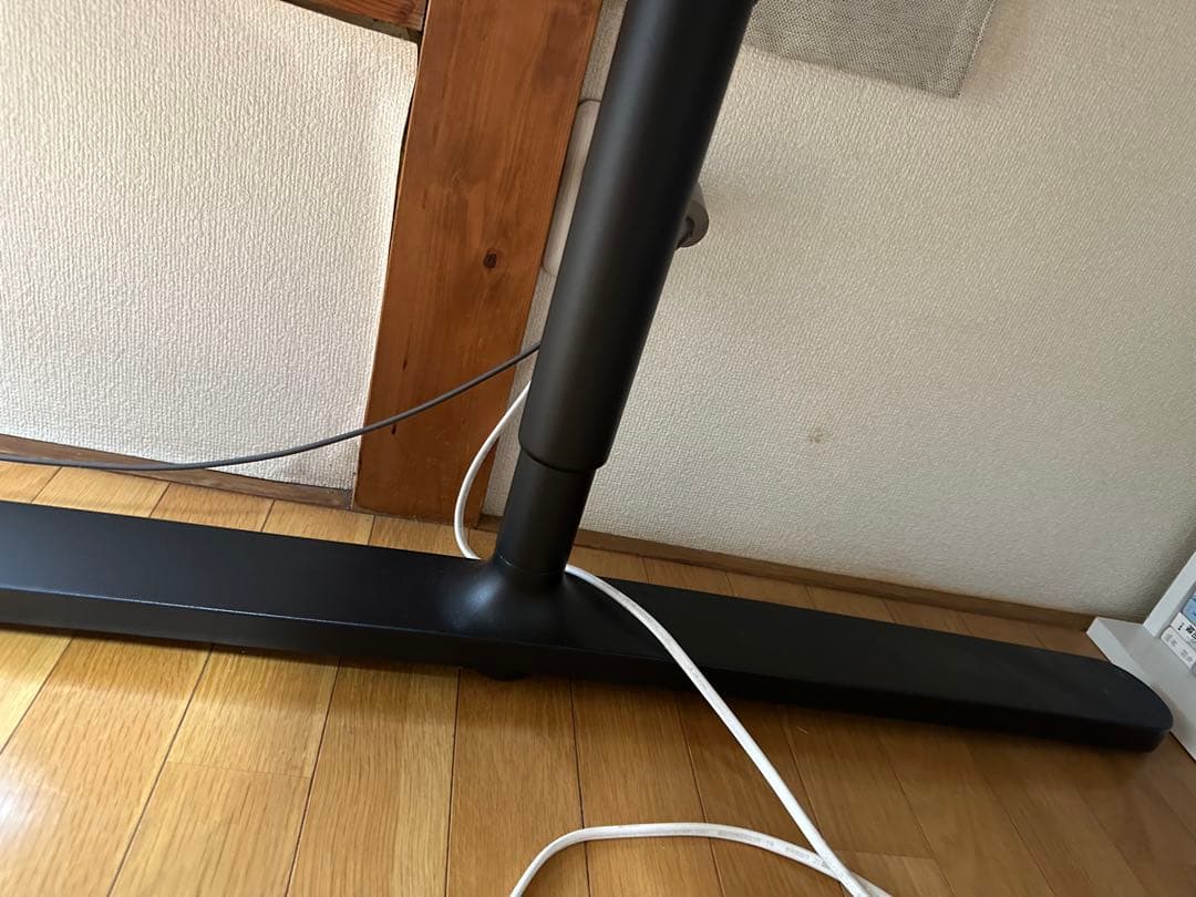 机と椅子とライトの3点セット
