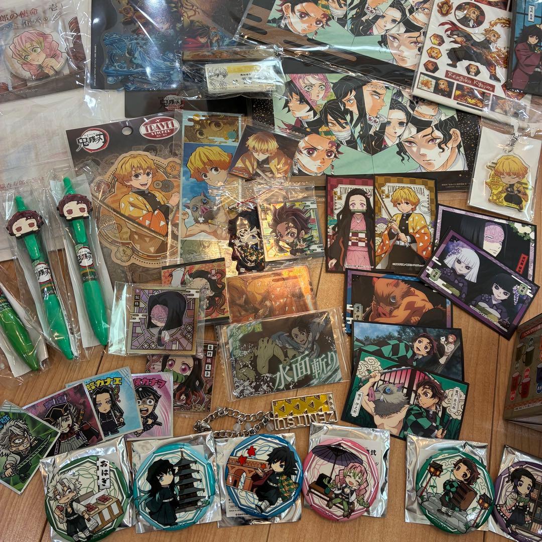鬼滅の刃 グッズ まとめ売り アニメ 缶バッジ クリアファイル 大量