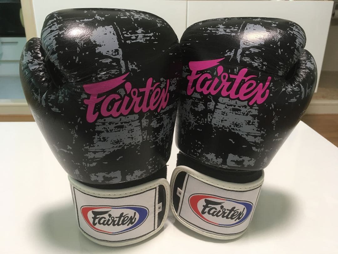 Fairtex 8oz ボクシンググローブ　ペイントブラックピンク