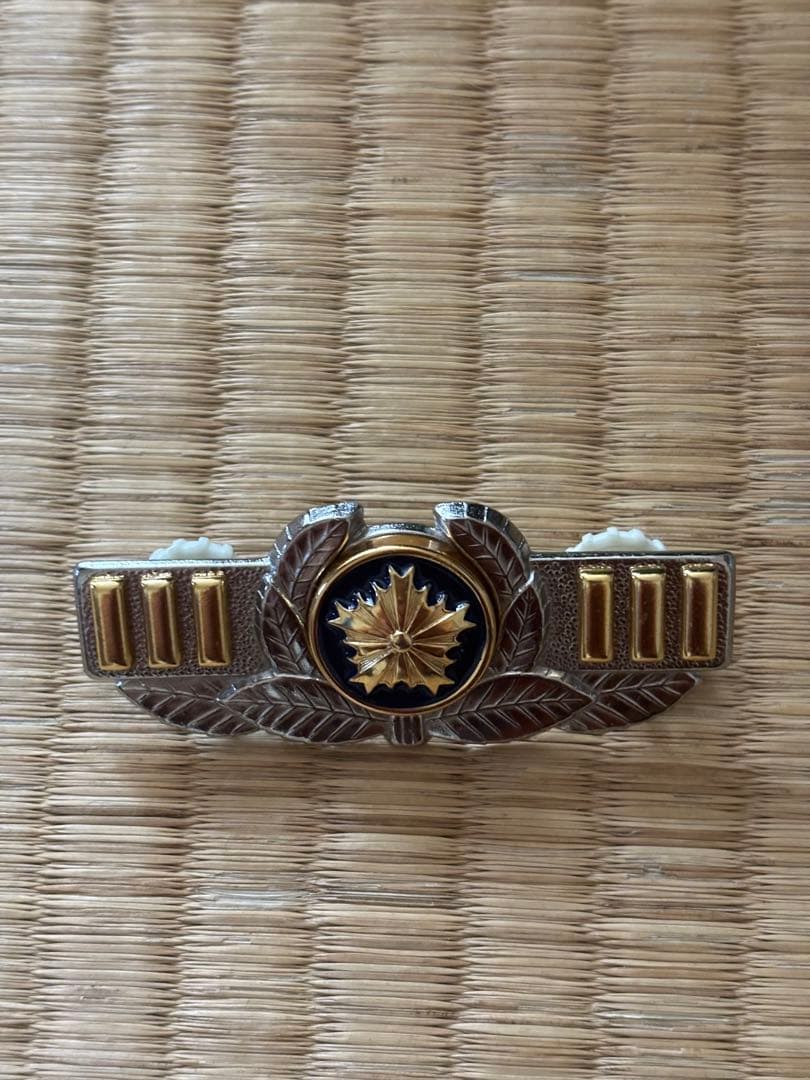 金属製ブローチ 金色の葉と花