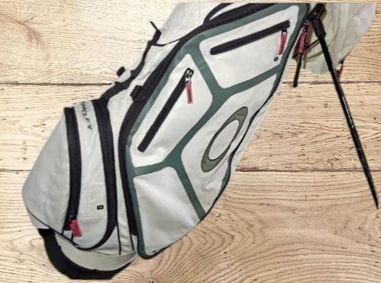 送料無料/美品Oakley スタンド式ゴルフバッグ・キャディバッグWHITE