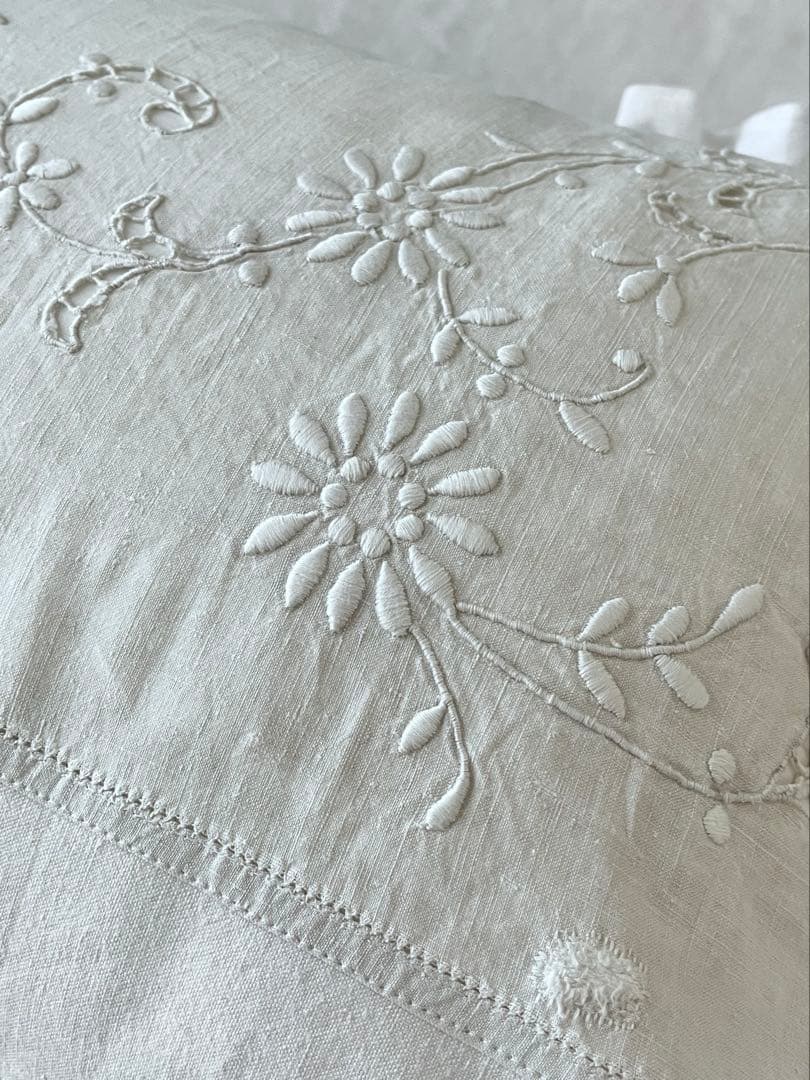 【美品】フランスアンティーク 手刺繍花模様 フリルクッションカバー [3150]
