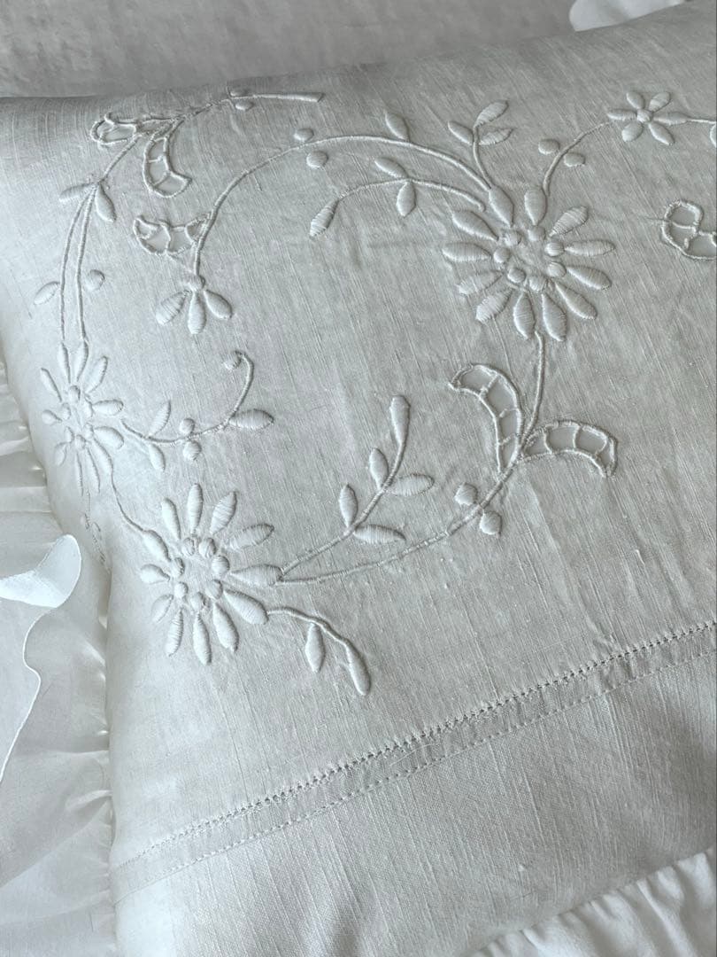 【美品】フランスアンティーク 手刺繍花模様 フリルクッションカバー [3150]