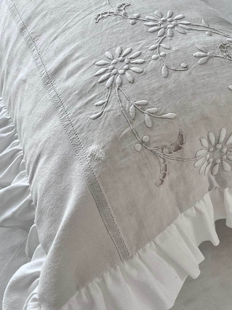 【美品】フランスアンティーク 手刺繍花模様 フリルクッションカバー [3150]