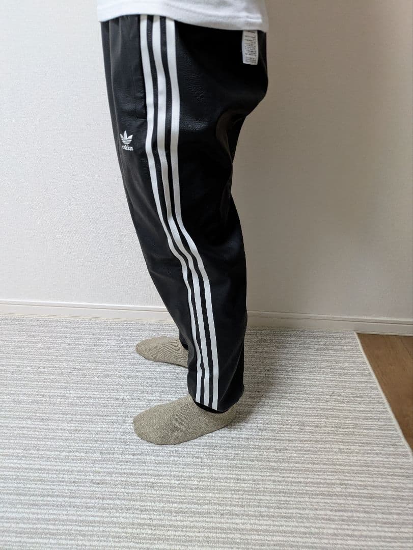 adidas 合皮ブラック ストライプ ジャージパンツ