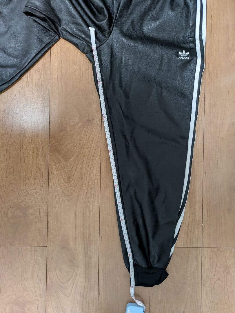adidas 合皮ブラック ストライプ ジャージパンツ