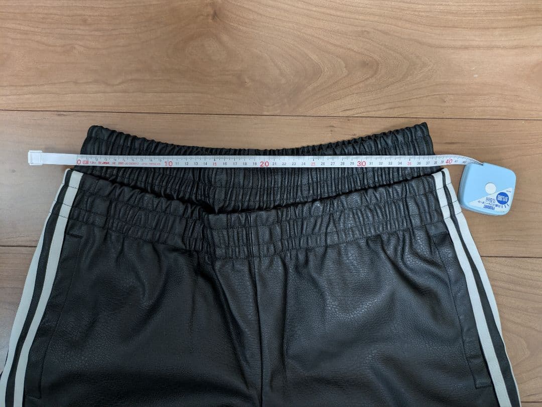 adidas 合皮ブラック ストライプ ジャージパンツ