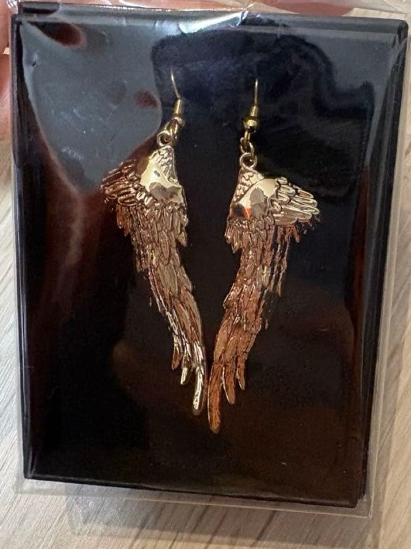 HYDE翼デザインの金色ピアス