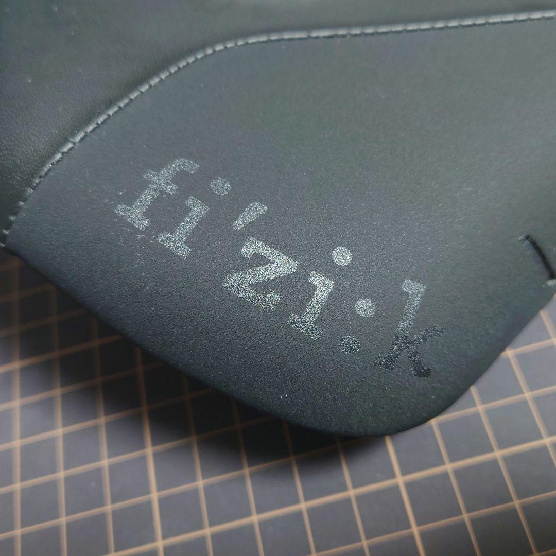 fi'zi:k フィジーク antares r7 アンタレス r7 サドル 黒