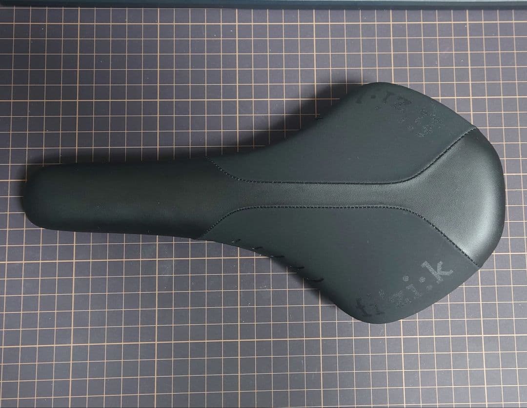 fi'zi:k フィジーク antares r7 アンタレス r7 サドル 黒
