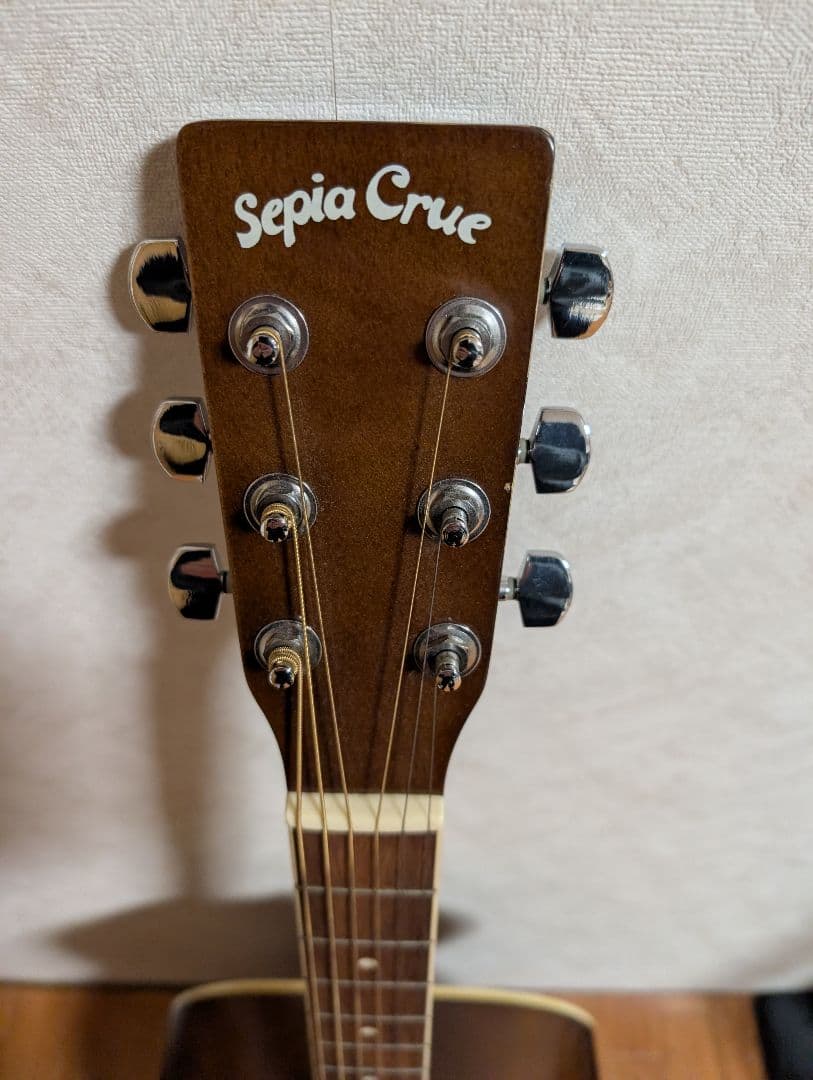 Sepia Crue アコースティックギターとケースとピック