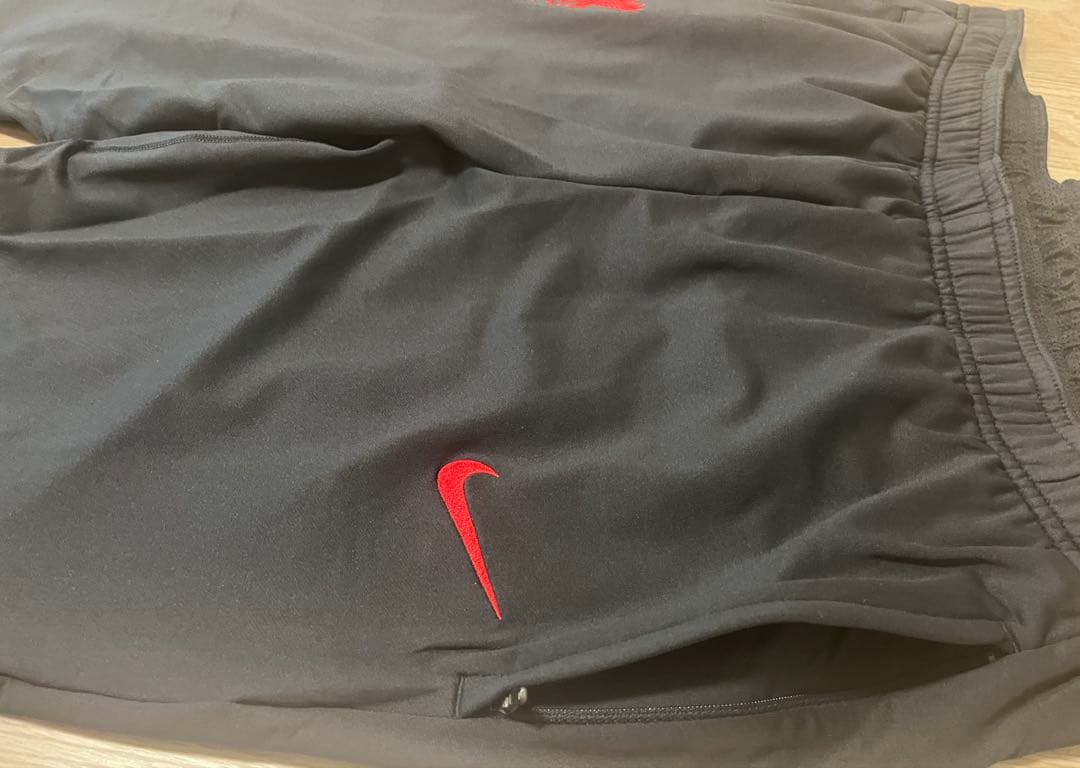 NIKE リバプール　トラックパンツ　トレーニングパンツ　ジャージ下　新品　L