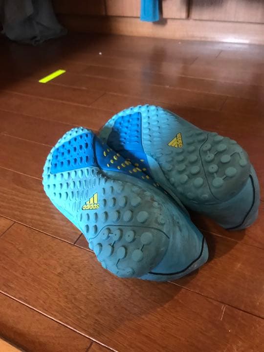 【2、3回使用のみ】26.0 フットサルスパイク アディダス【人気完売品】