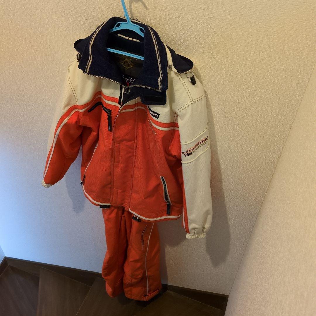 オレンジとホワイトのスキーウェア上下