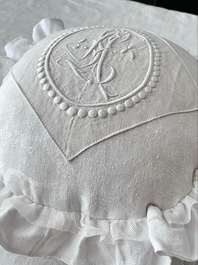 【美品】フランスアンティーク LA花文字刺繍 フリルラウンドクッション