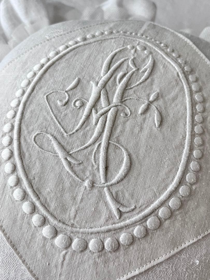 【美品】フランスアンティーク LA花文字刺繍 フリルラウンドクッション