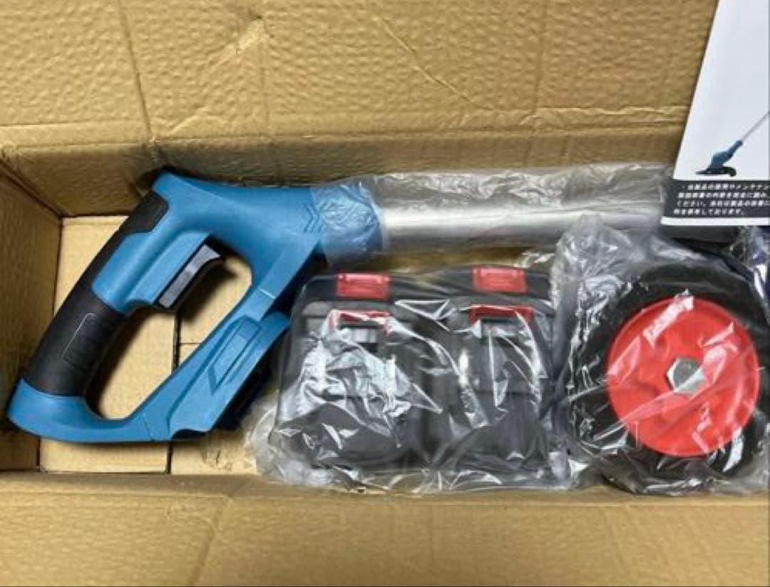 電動草刈り機❤️充電式　コードレス　バッテリー2個付き　芝刈り機　伸縮式　角度調整