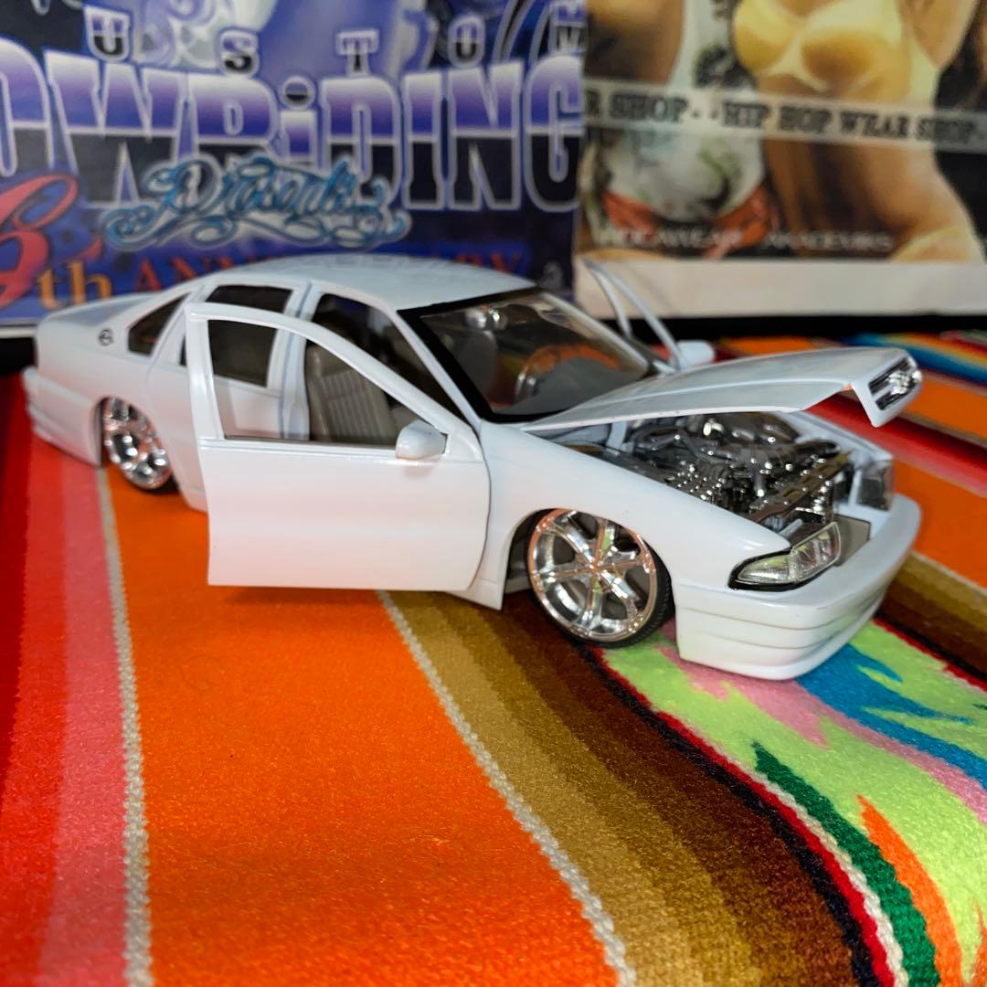 DUBシェビーインパラ　ミニカー　１／２４　色ホワイト