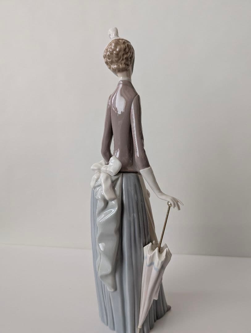 【絶版　大型　】リヤドロ　LLADRO 『犬を連れた婦人』フィギュリン　置物