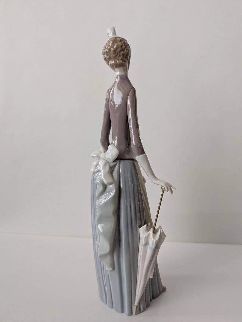 【絶版　大型　】リヤドロ　LLADRO 『犬を連れた婦人』フィギュリン　置物