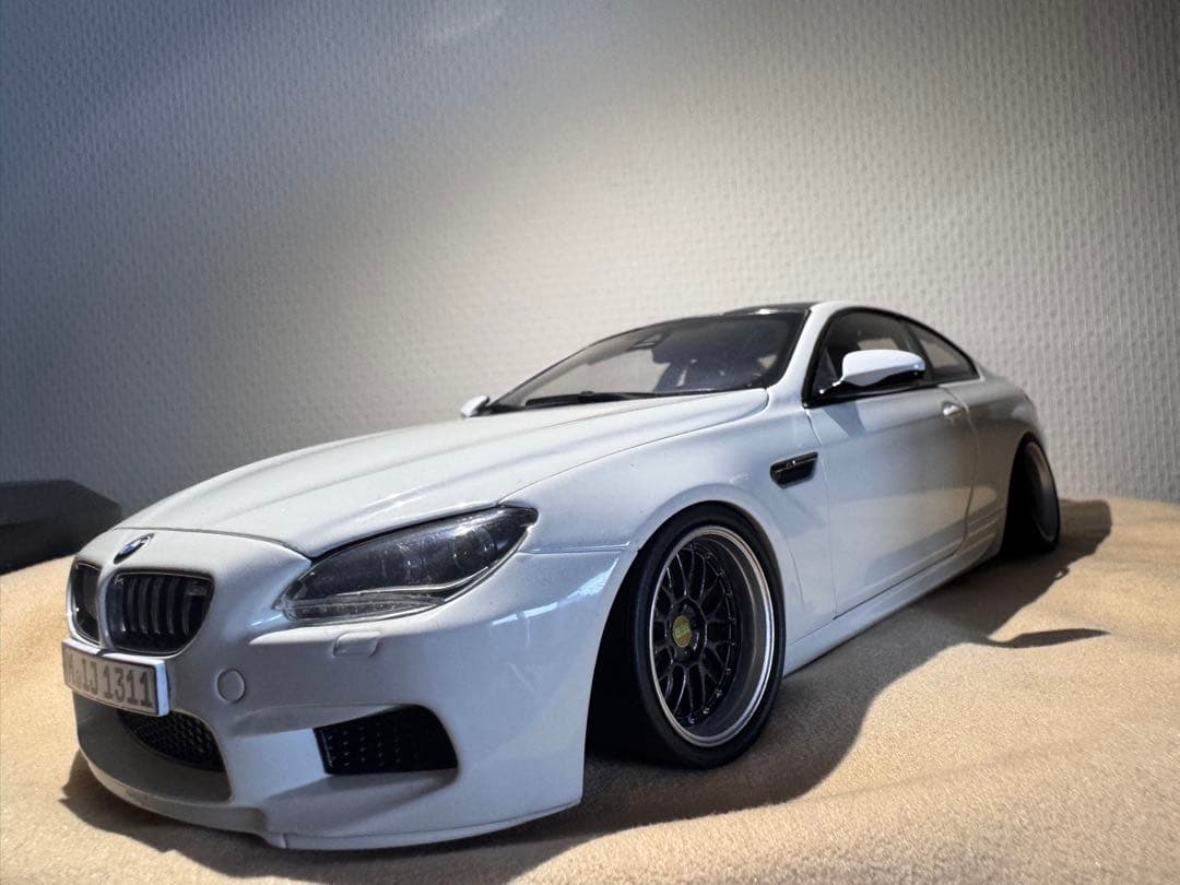  M6 ホワイト ミニカー