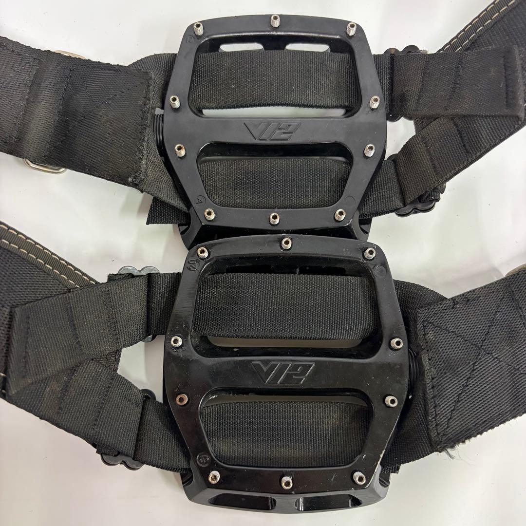 DMR BIKES V12 ペダル ブラック Hold fastストラップ付き