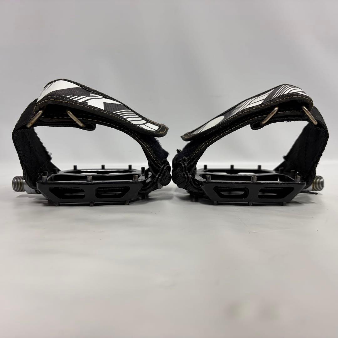 DMR BIKES V12 ペダル ブラック Hold fastストラップ付き