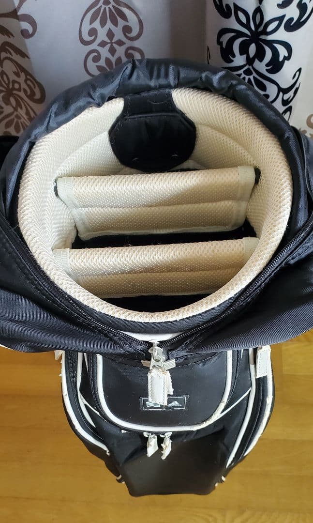 アディダス 　ゴルフバッグ 　黒x白　 軽量　adidasスポーツ用品　オシャレ