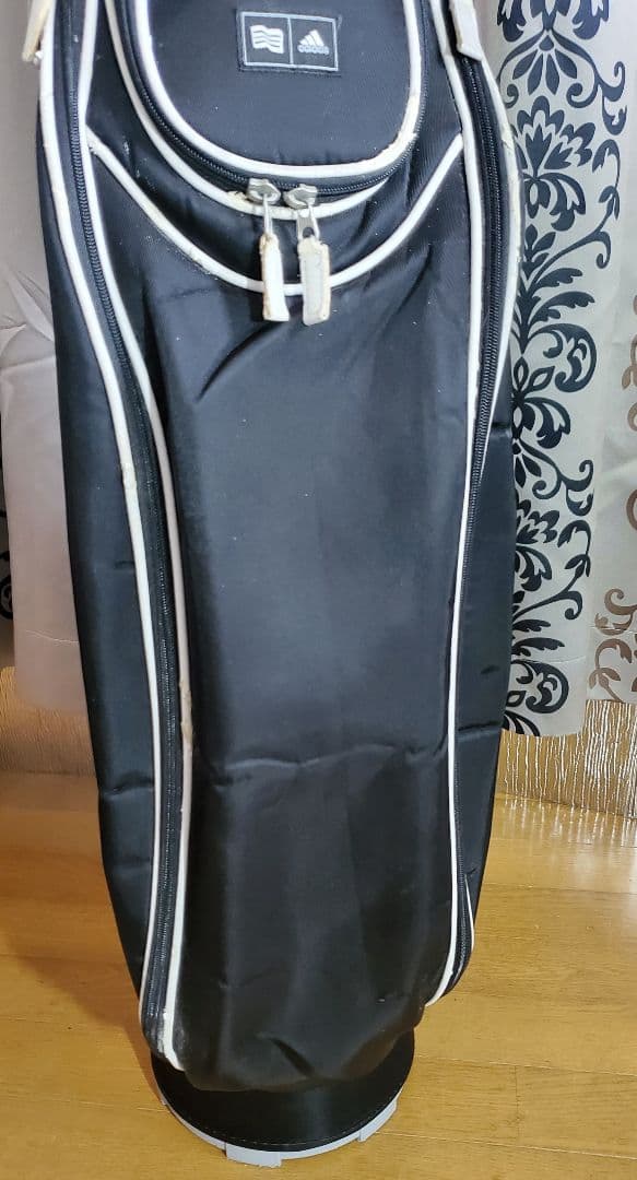 アディダス 　ゴルフバッグ 　黒x白　 軽量　adidasスポーツ用品　オシャレ