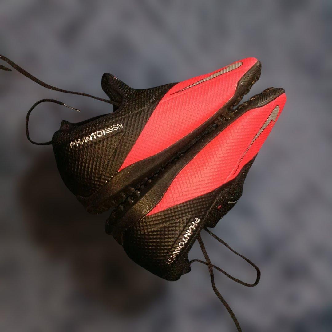 Nike レッド/ブラック シューズ