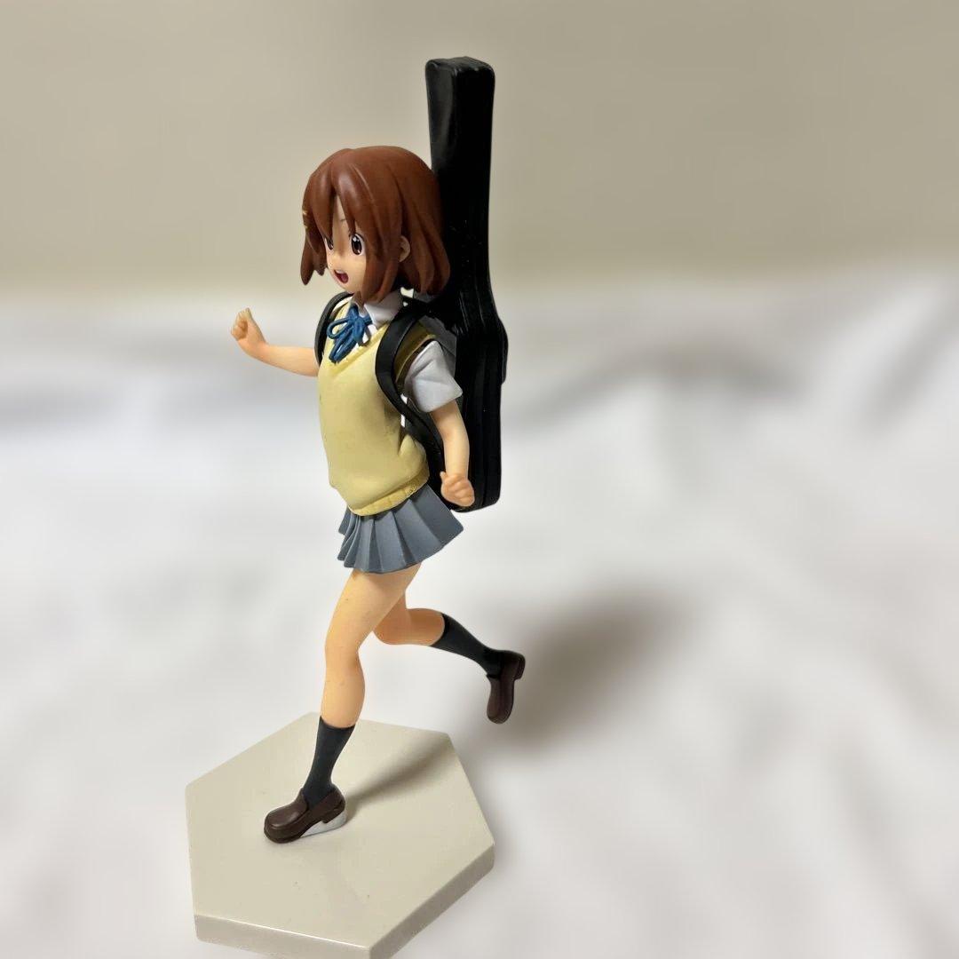 けいおん!ギターケースを背負った平沢唯のフィギュア