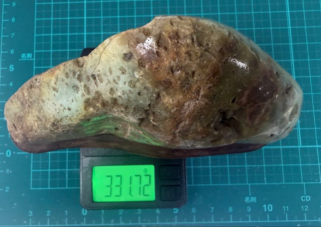 鑑賞石　オーストラリア　ヒスイ（翡翠） 木製台座付き
