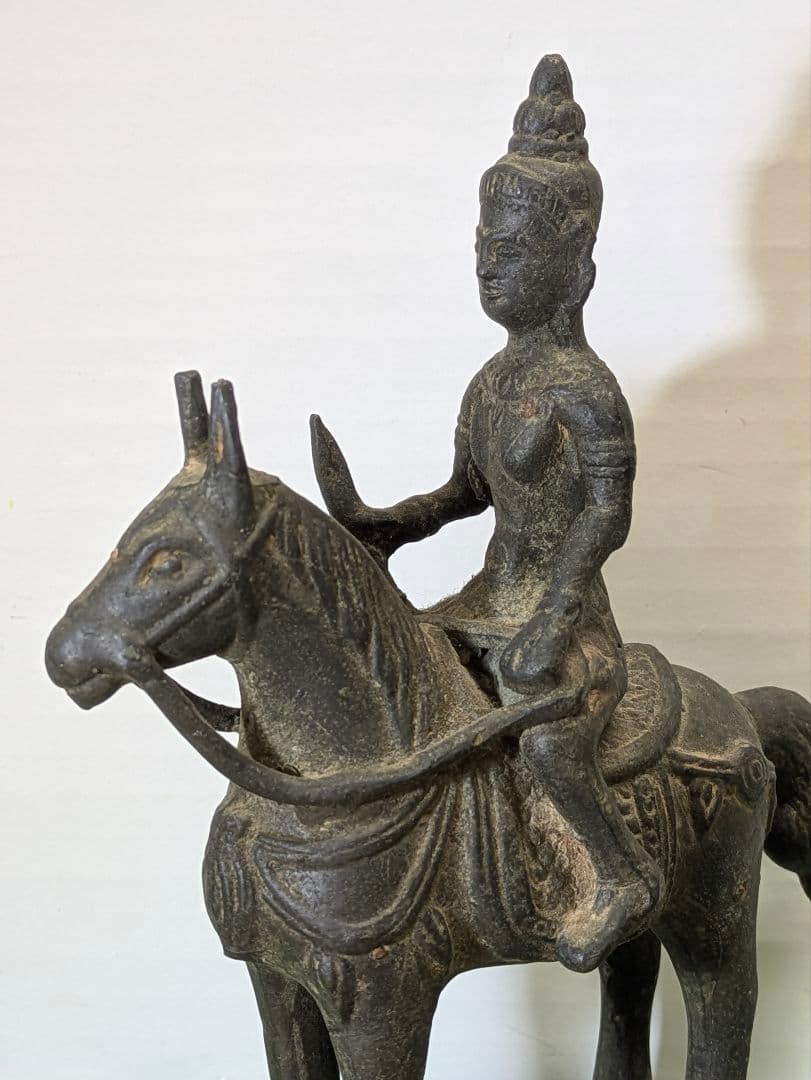 仏教美術における釈迦の出家シーンを描いた「四門出遊」に関連する釈迦像である