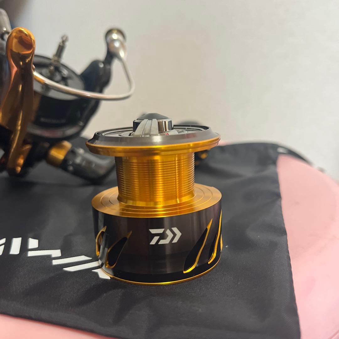 DAIWA LAXUS 3000LBDスピニングリール ブラック/ゴールド