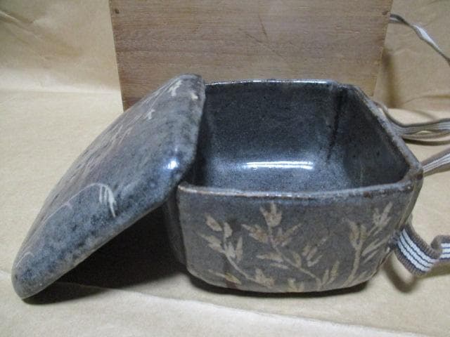 ネズミ志野　蓋物　桃山時代　P71-2