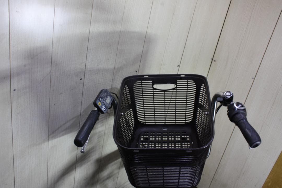 黒の電動アシスト自転車 チャイルドシート付き