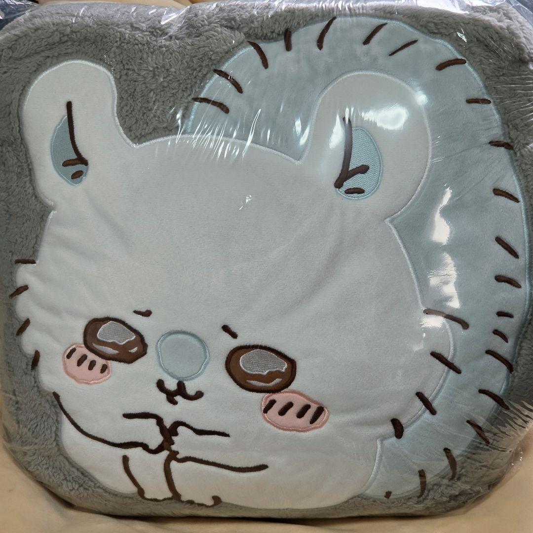 ちいかわ モモンガ ダイカットクッション かわいく体育座り