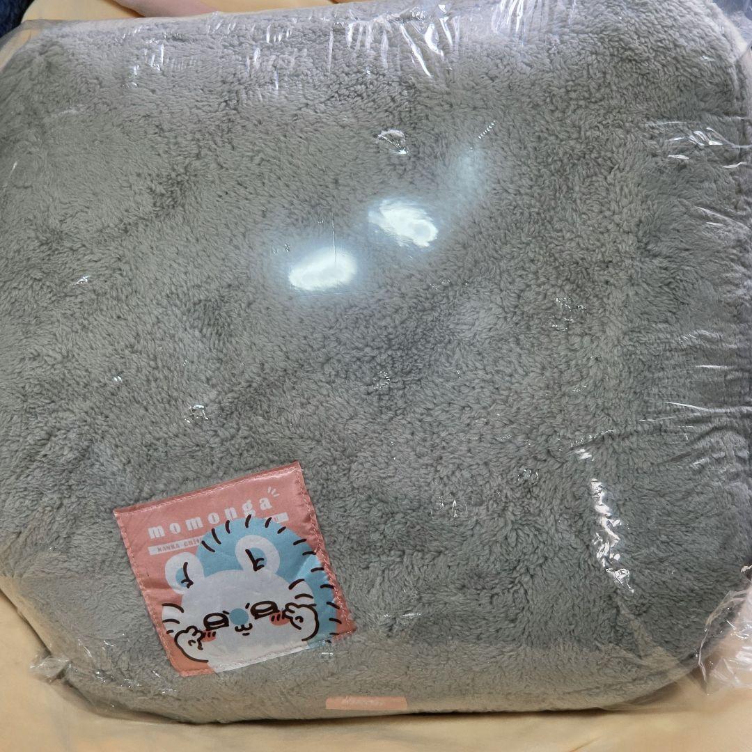 ちいかわ モモンガ ダイカットクッション かわいく体育座り