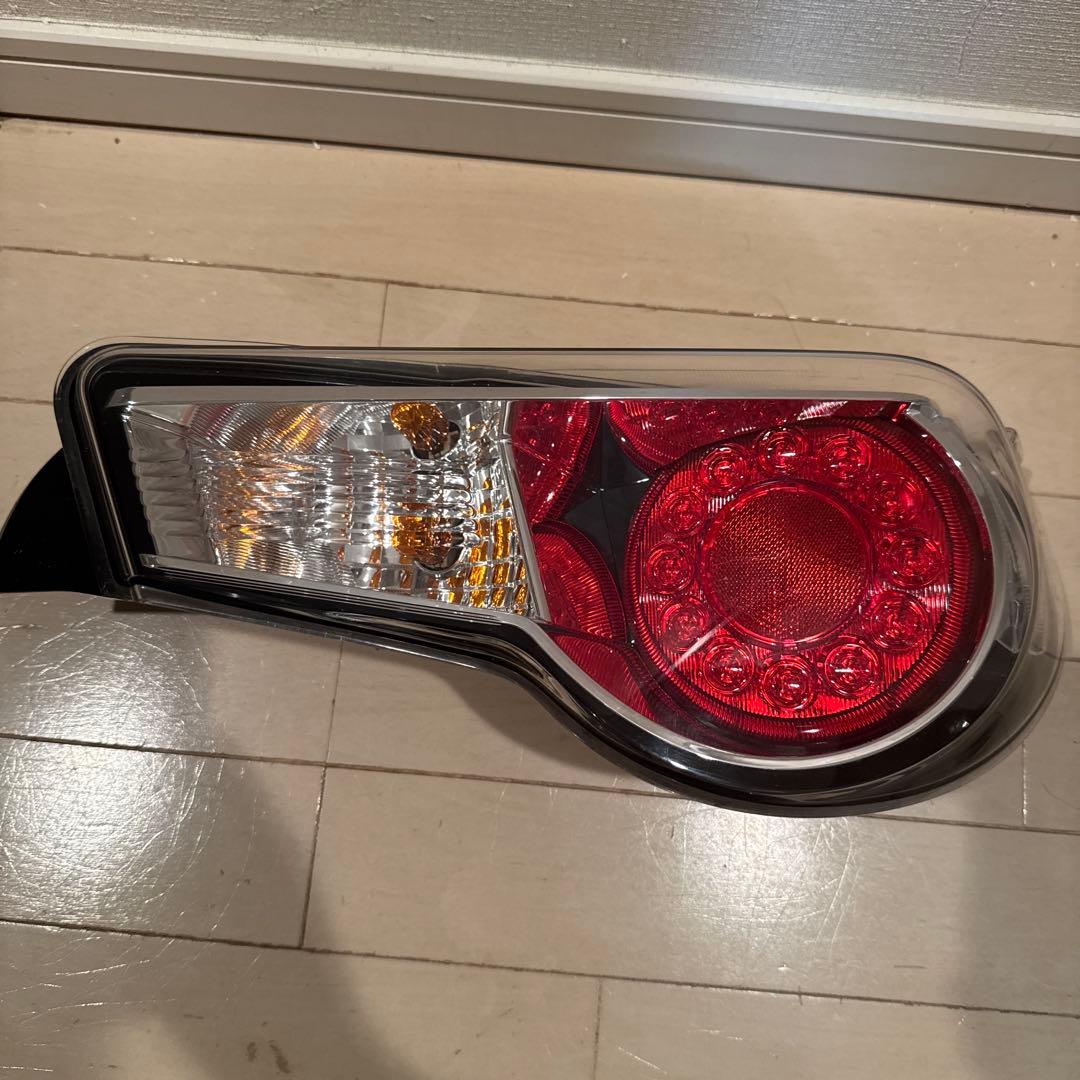 zn6 86 純正テールライト