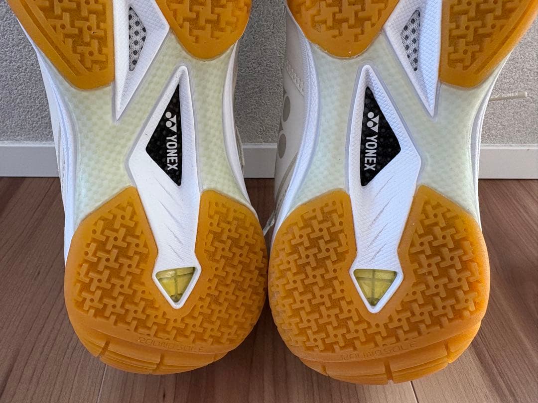 美品　YONEX バドミントンシューズ パワークッション65Z3SY 24cm