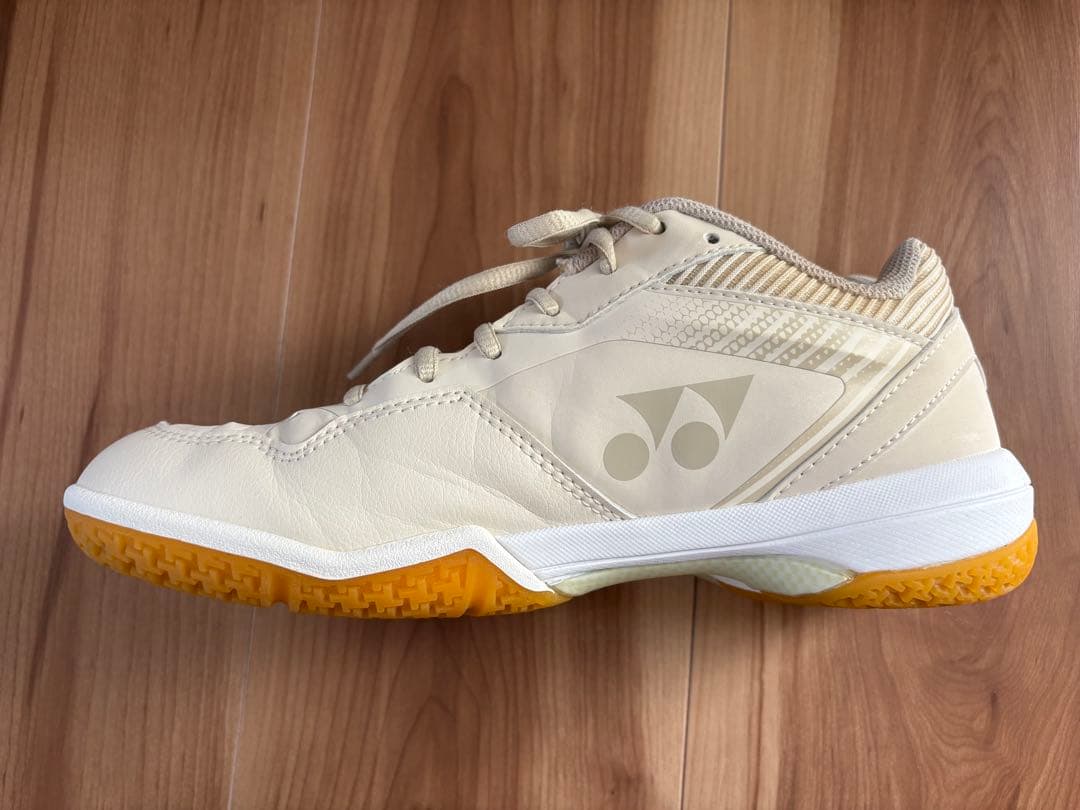 美品　YONEX バドミントンシューズ パワークッション65Z3SY 24cm