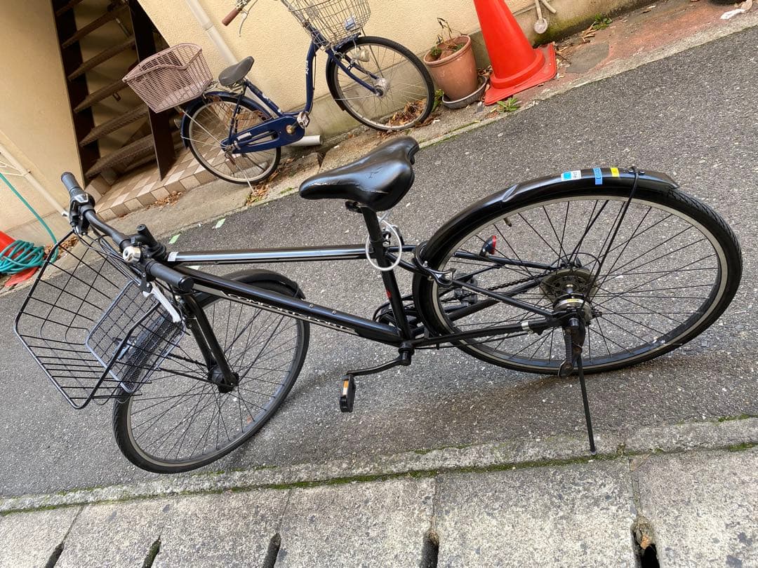 黒いシティサイクル 26インチ 前バスケット付き