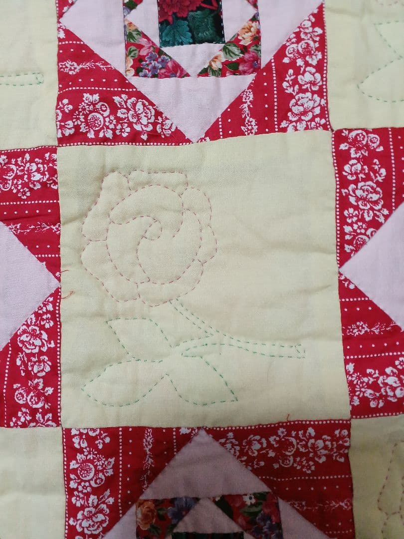 ハンドメイド　薔薇パッチワークキルトタペストリー