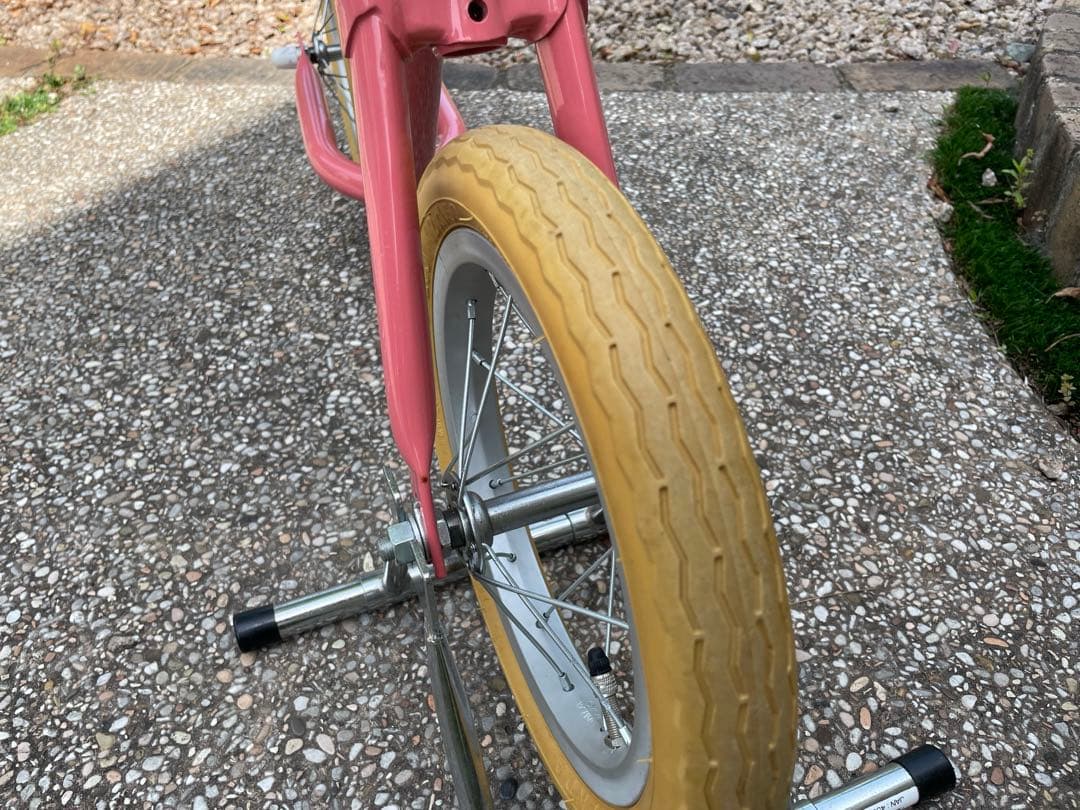 tokyo bikepaddle12インチモモ色、バイクスタンド、ヘルメット付き