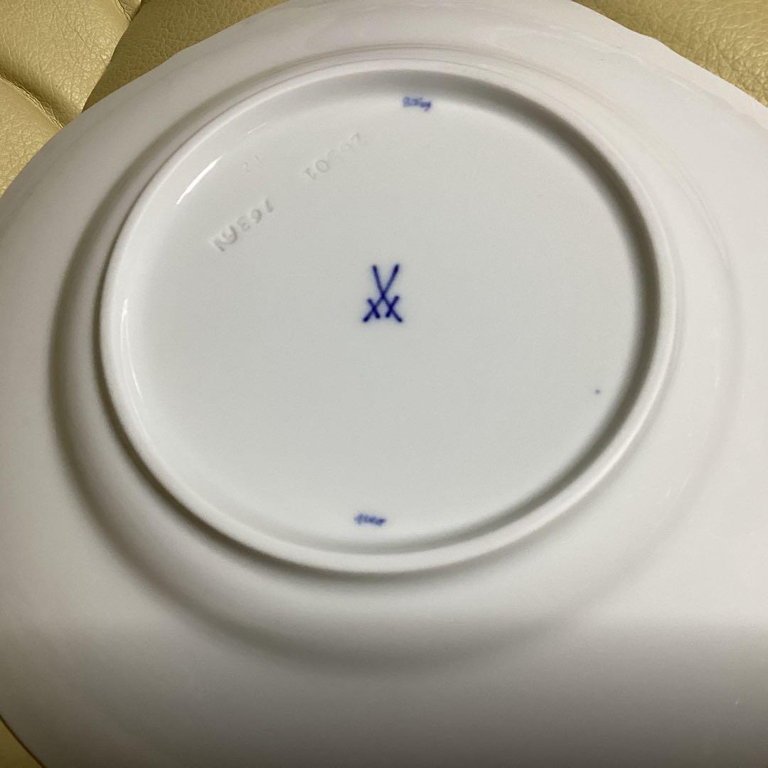 マイセン　ホワイトプレート 装飾的なエッジ　一級品　縦約19センチ横約19センチ