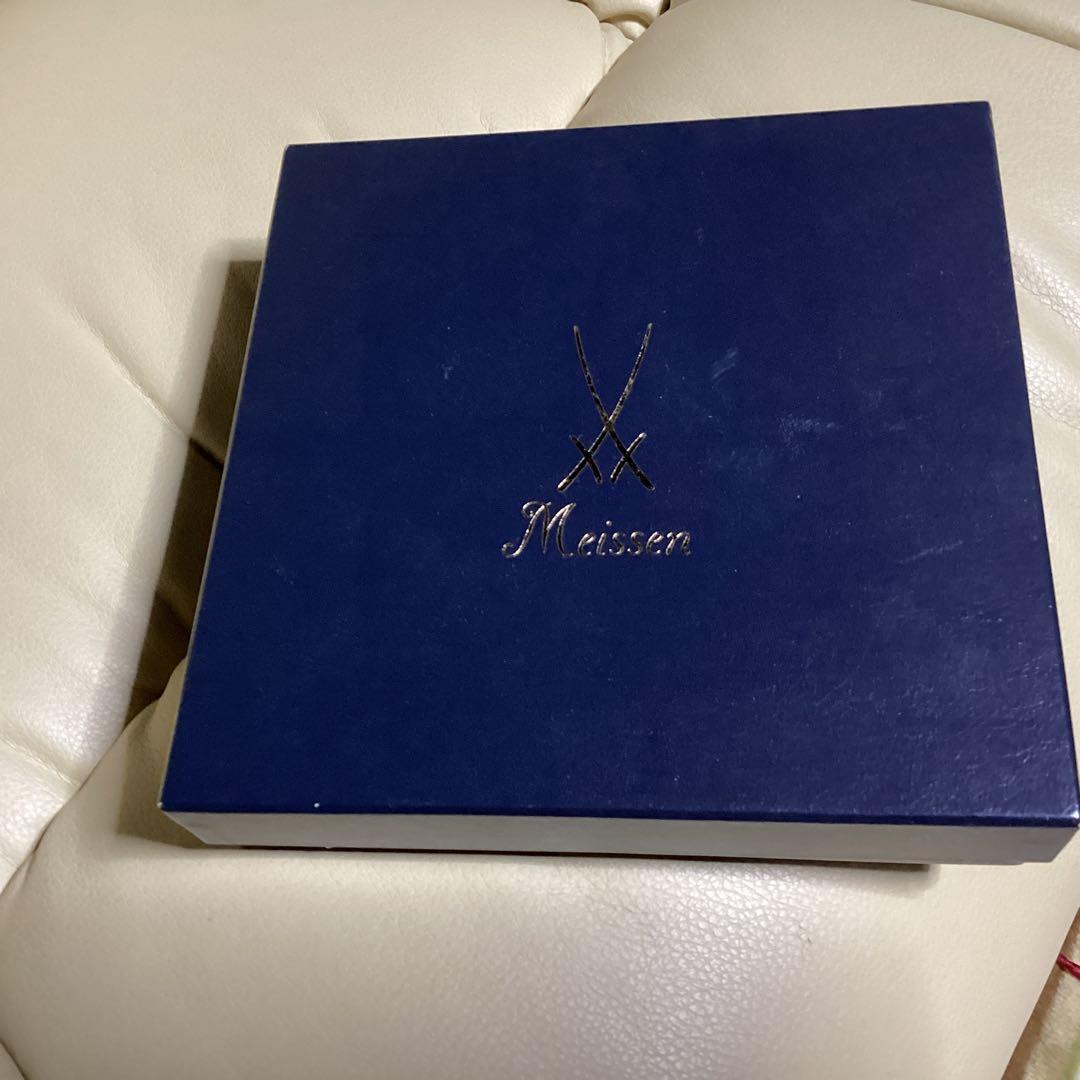 マイセン　ホワイトプレート 装飾的なエッジ　一級品　縦約19センチ横約19センチ