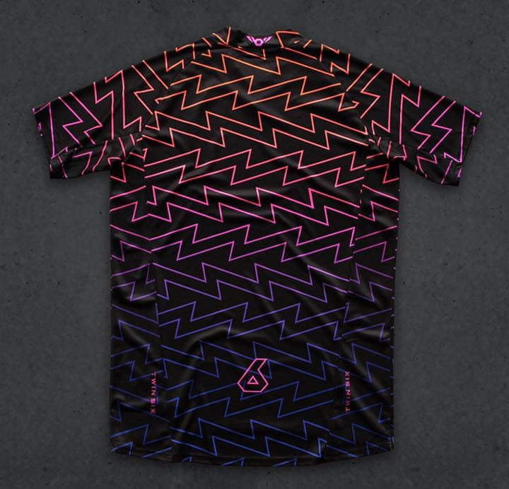 twinsix Tシャツ